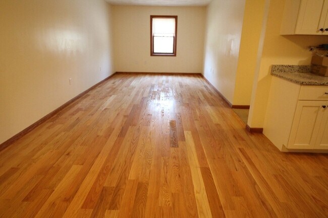 Building Photo - 132 Tyngsboro Rd