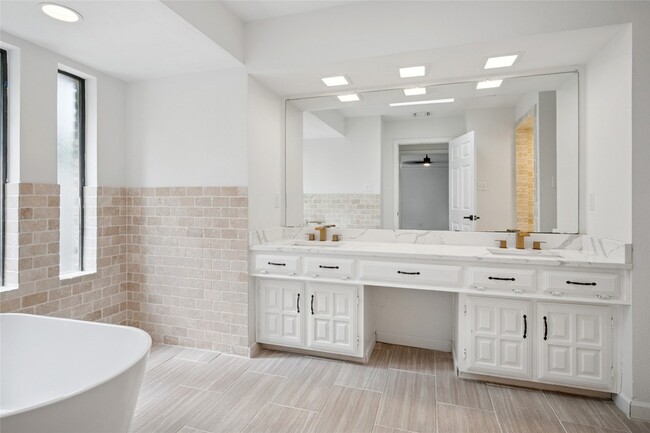 Building Photo - 5502 Coronado Dr