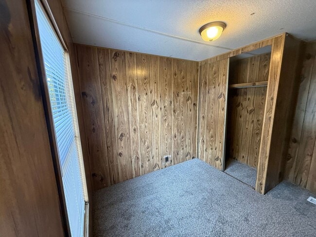 Building Photo - 2 bedroom, 1 bath Mobile Home