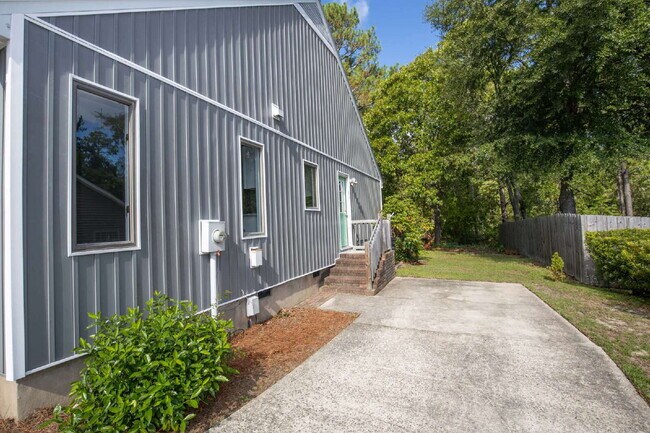 Building Photo - "Charming 3-Bedroom Retreat with Granite Touches and Cozy Fireplace on Winchester Rd!"