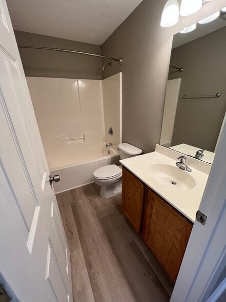 Hall Bath - 2A Circleview Dr