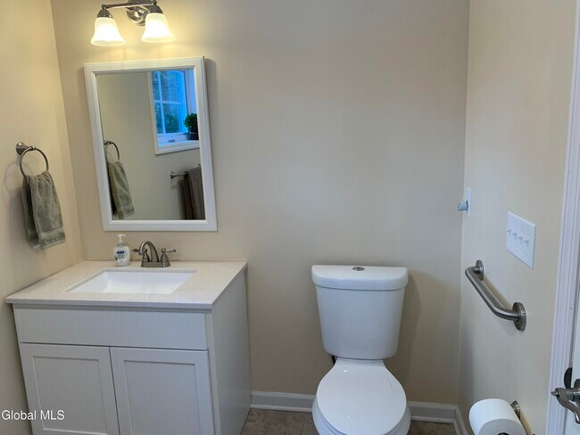 Building Photo - 8 Amanda Ct