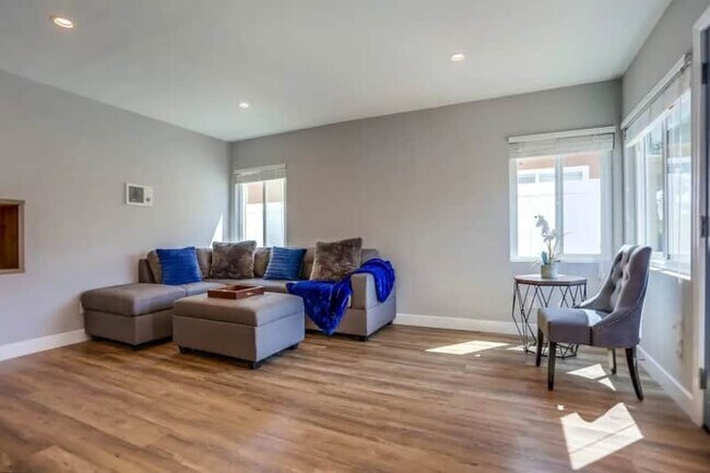 Building Photo - 812 Island Ct