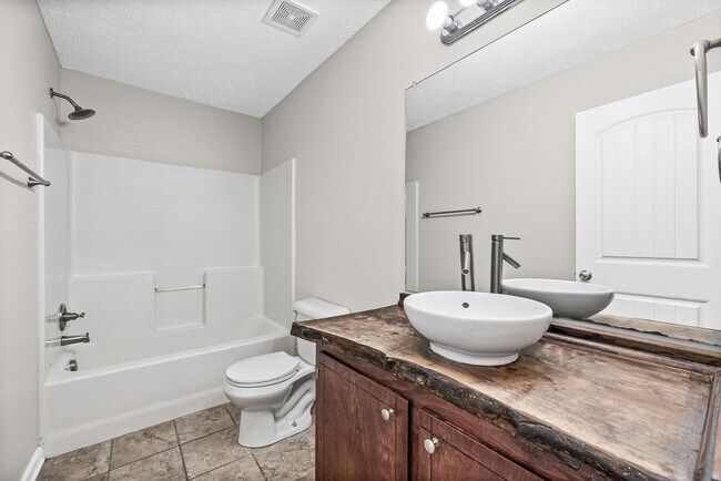 Building Photo - Pet Friendly Three Bedroom!