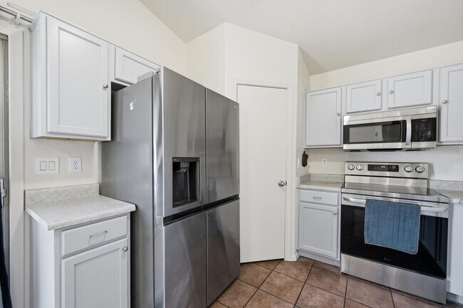 Building Photo - 12418 W Windrose Dr