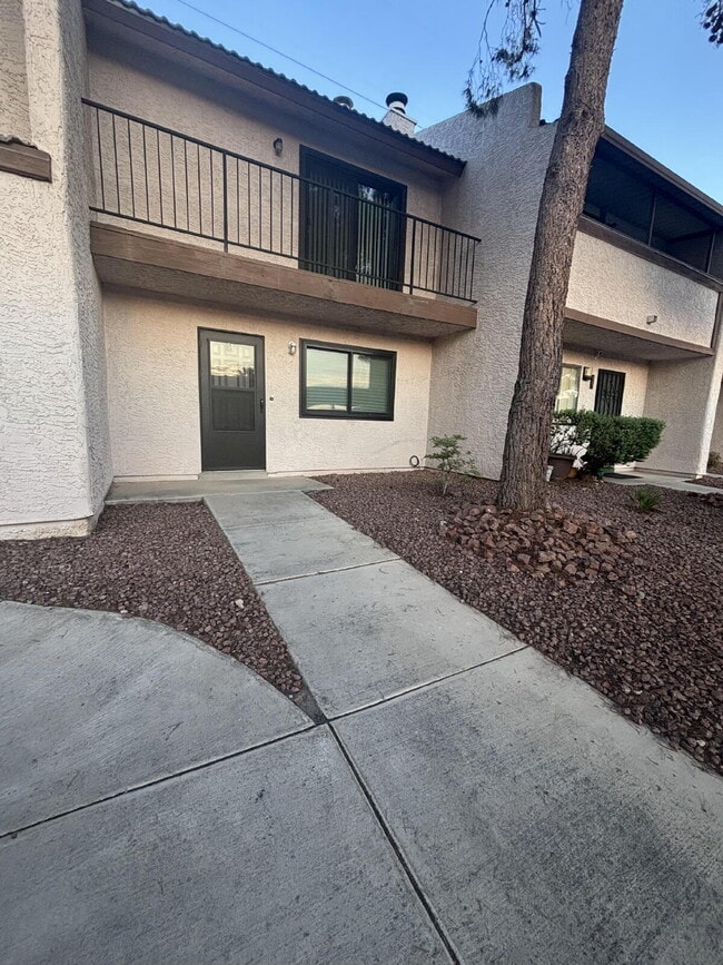Building Photo - 2 Bed |1 Bath Multi-Family Unit with Private Backyard for Rent – North Las Vegas