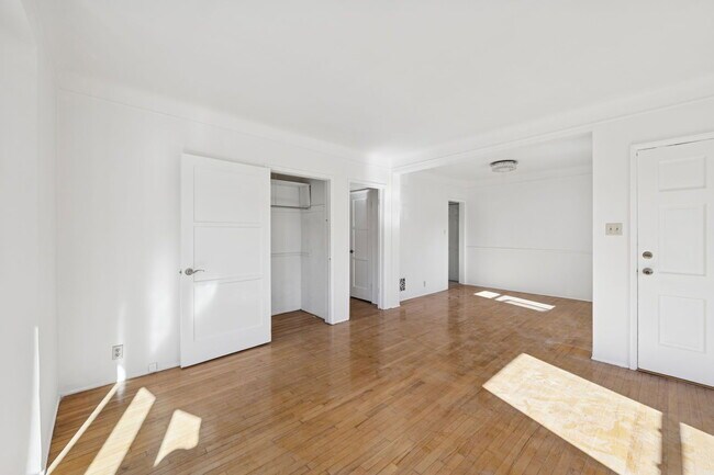 Building Photo - 1556 S Beverly Glen Blvd