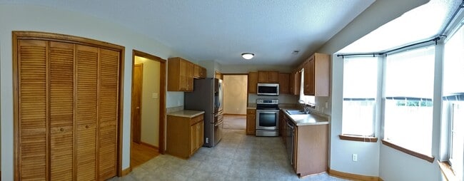 Building Photo - 3 BR w/ Bonus Room Minutes to MCAS!
