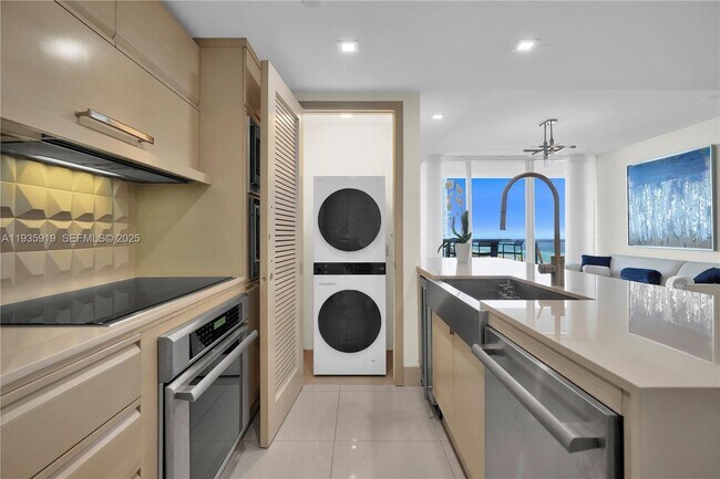 Building Photo - 5875 Collins Ave