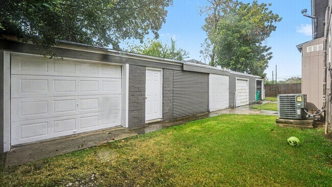 Building Photo - 12 E Homan Ave