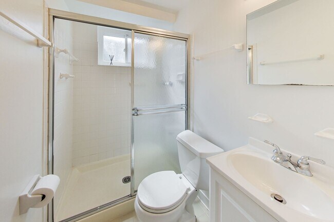 Building Photo - 3 bedroom/2 bath Light Filled Home Located in a Quiet Cul-de-Sac