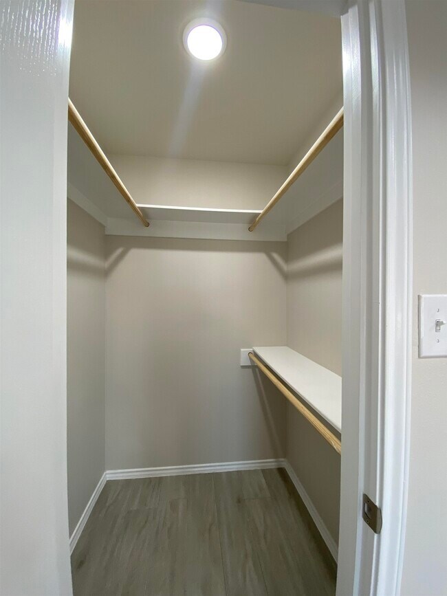 Building Photo - 9975 Rosary Ln