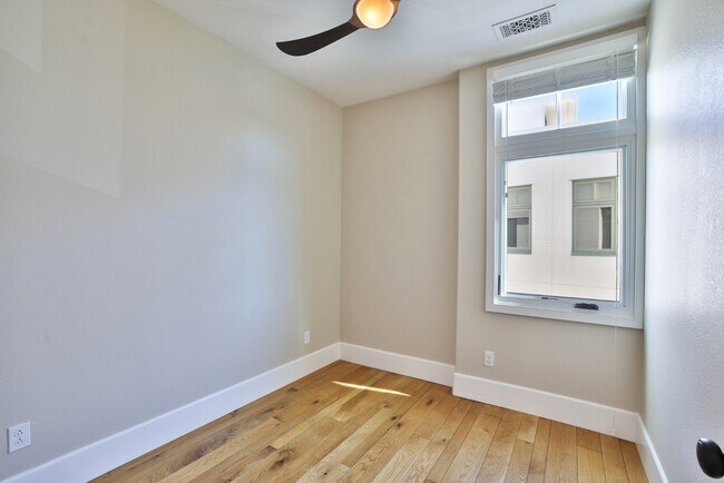 Building Photo - Modern 3-Bedroom Townhome with Rooftop Dec...