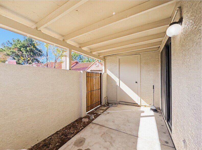 Building Photo - 921 W University Dr