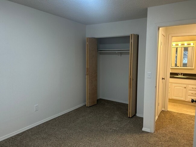 Building Photo - Woodridge 228 Unit 5