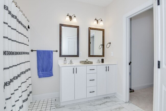 Building Photo - 3 Bedroom 2 Bathroom Ranch