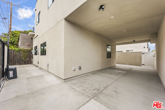 Building Photo - 1055 Palms Blvd