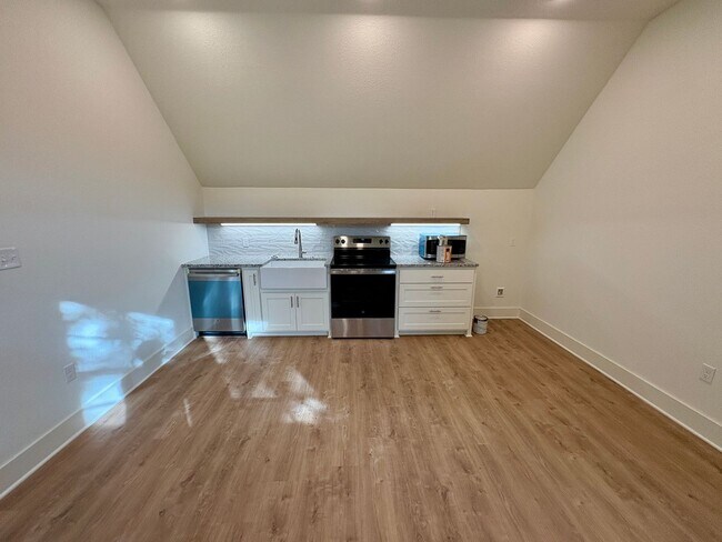Building Photo - 2bd/2ba House with large Garage!