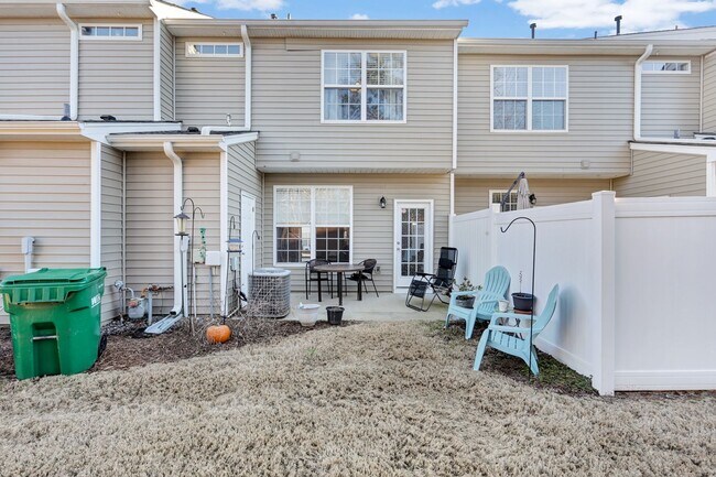 Building Photo - Charming 3 BD - 2.5 BA townhome located so...