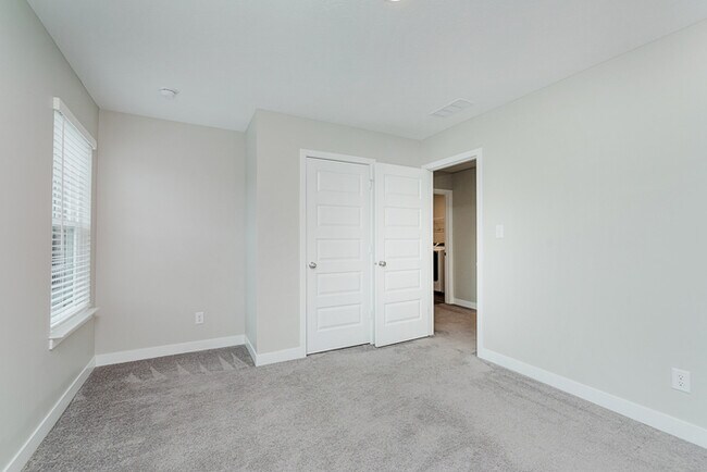 Building Photo - Beautiful Townhome in Carmel