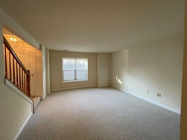 Building Photo - Amazing Vienna Townhome Condo in A Great L...