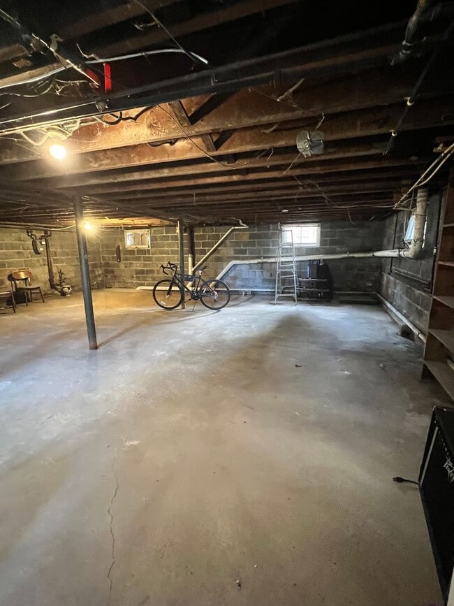 Building Photo - Pennington Rd, Ewing, NJ – 6BR / 2BA. Large single-family home near TCNJ with spacious driveway