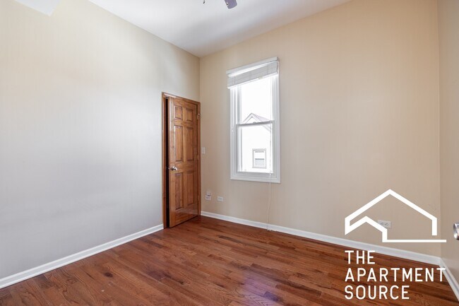 Building Photo - 2028 N Hamlin Ave