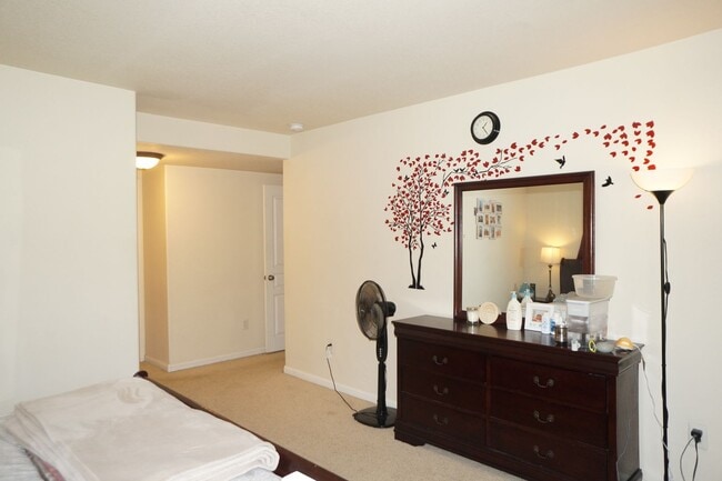 Building Photo - Beautiful Beaverton Townhouse