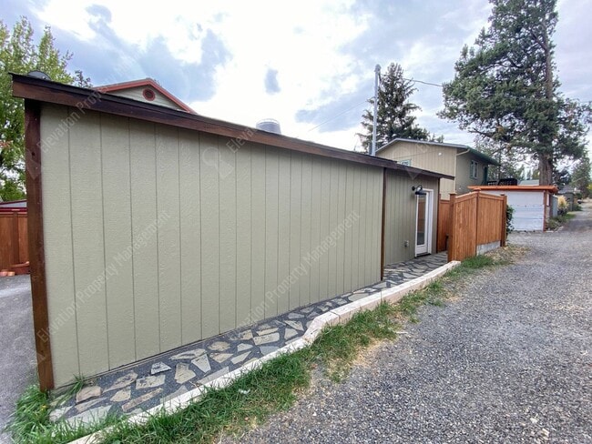 Building Photo - Cute newer built ADU near Downtown Bend