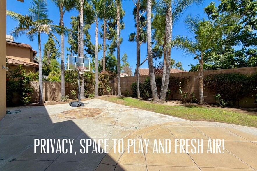 Building Photo - 2566 Pearblossom St