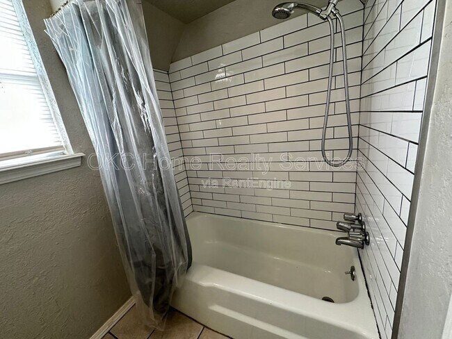 Building Photo - 8417 S Villa Ave