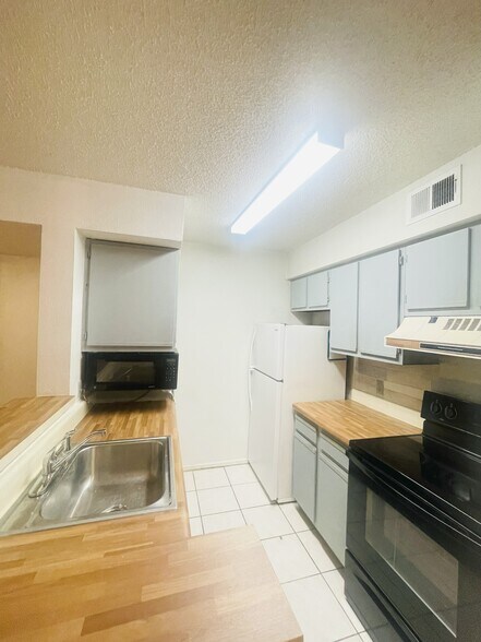 Building Photo - 2736 S University Dr