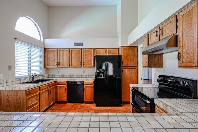Building Photo - Welcome to this stunning 4 bedroom, 2 bath...