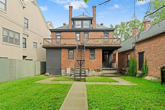 Building Photo - 339 E Sycamore St
