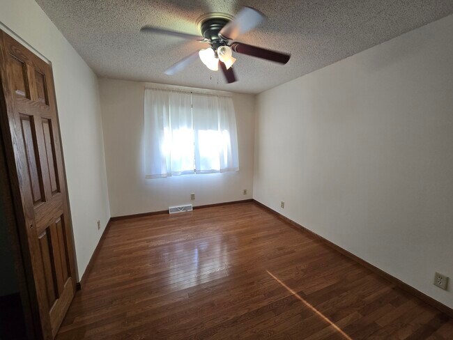 Building Photo - 25435 W Comfort Dr