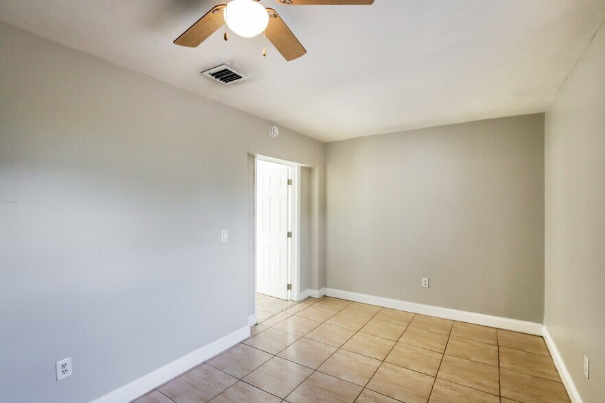 Building Photo - 3231 SW 67th Ave