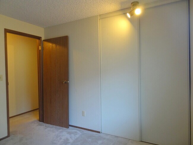 Building Photo - 402 Lind Ave NW