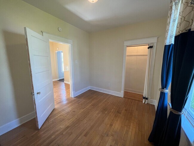 Building Photo - AVAILABLE JUNE - Perfect 2 Bed 1 Bath In Hillside Neighborhood