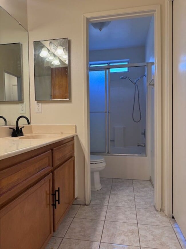 Building Photo - MOVE IN SPECIAL - Available Now - Charming 2-Bedroom Home in Bakersfield