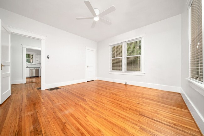 Building Photo - Charming 3BE/2BA cottage in a great locati...