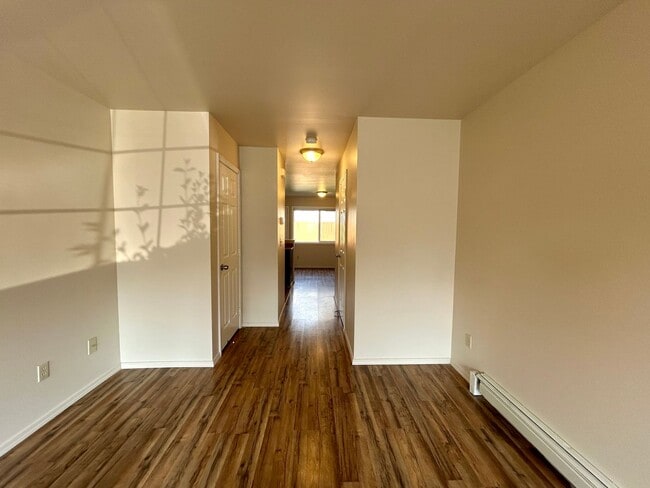 Building Photo - 2 Bedroom Condo with Washer/Dryer in Home