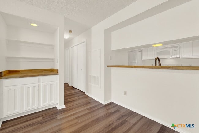Building Photo - 1202 Thorpe Ln