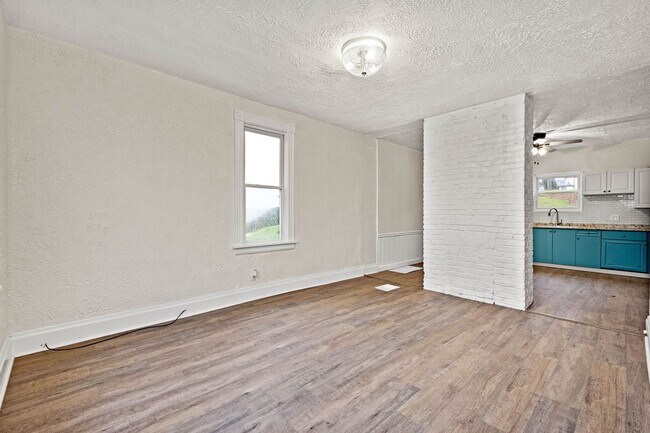 Building Photo - Stunning 2 bedroom home in Port Vue available August 1!