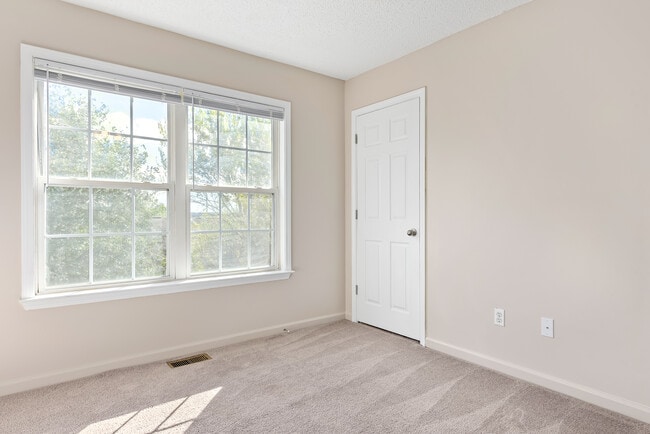 Building Photo - 33 Courtyard Way