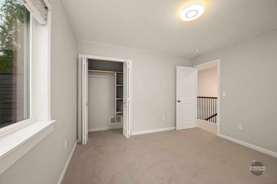 Building Photo - 1501 N Sunny Hill Cir