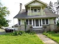 Building Photo - Roomy Craftsman Style House