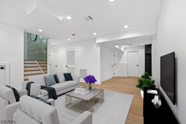 Building Photo - 148 Great Hills Rd