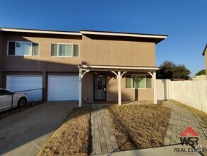 Building Photo - 4 Bedroom - 1.5 Bath home with a large bac...