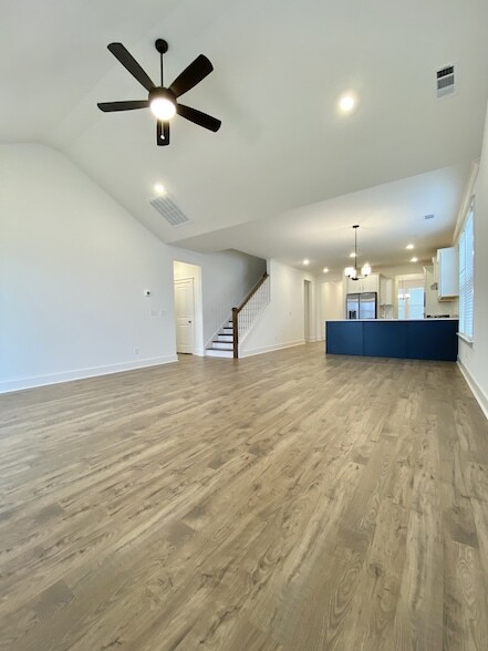 Building Photo - 647 Conifer Dr