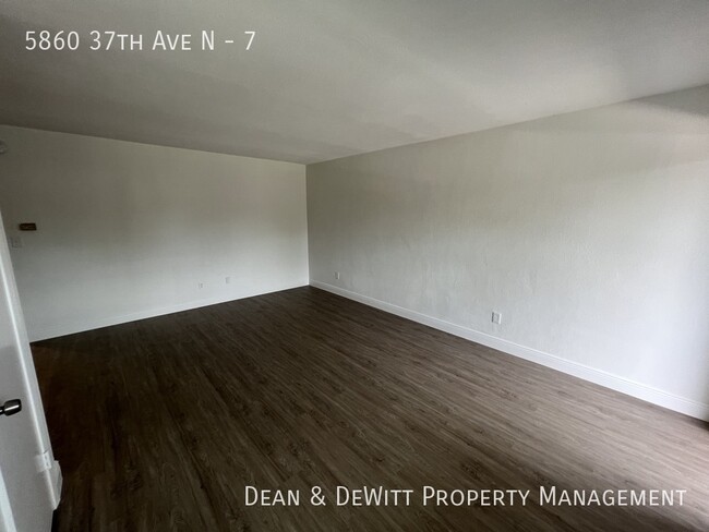 Building Photo - Second floor 1 BR in West St Pete w/In Uni...